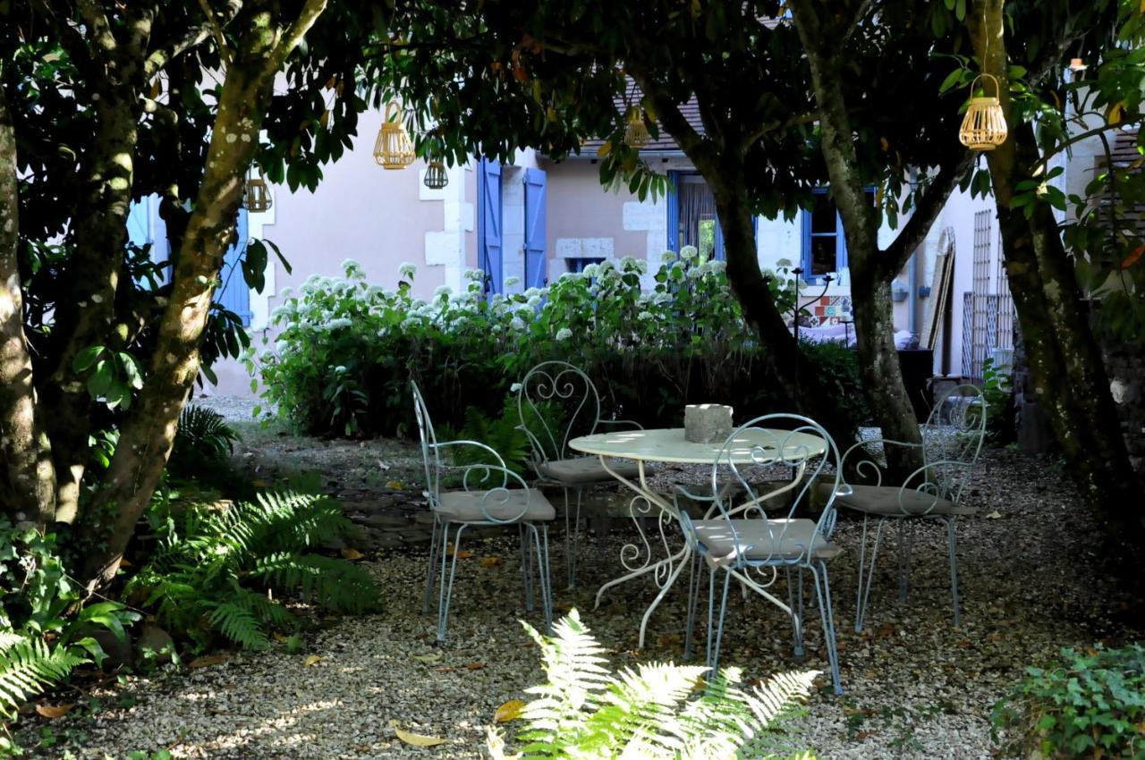 Le Vieux Saule Hotel Saints-en-Puisaye Exterior foto